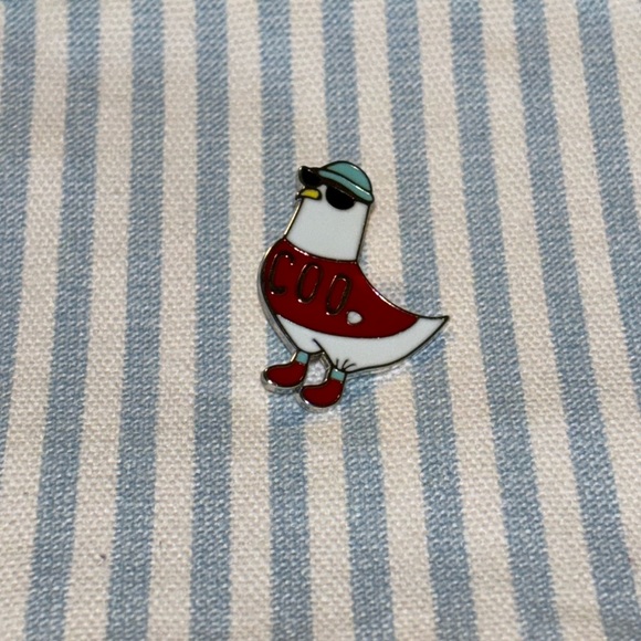 Coo. Red Shirt Pigeon Enamel and Metal Novelty Pin - Picture 1 of 3